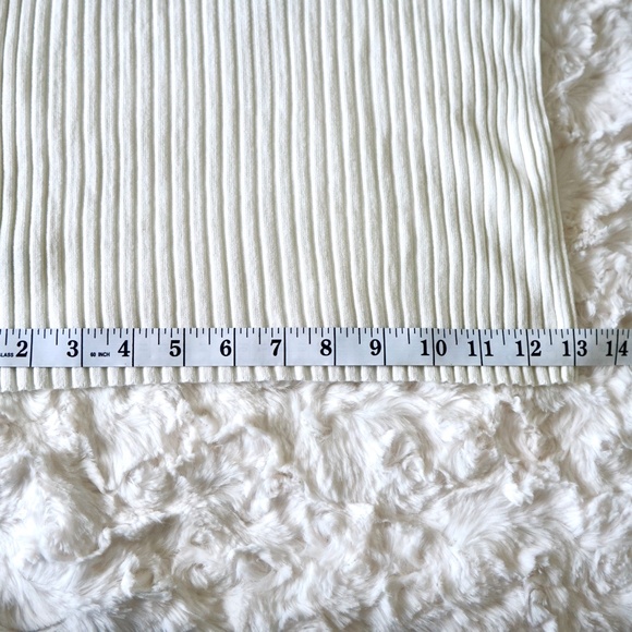 EXPRESS - V-neck zip up top ribbed half sleeve -  off white  - Size Small - Picture 7 of 9
